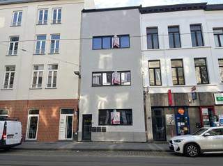 Opbrengstgebouw dat grondig werd vernieuwd en opgesplitst in 3 appartementen. Gelijkvloers: 1 slaapkamer, 1 ste verdieping: 2 slaapkamers en 2de...