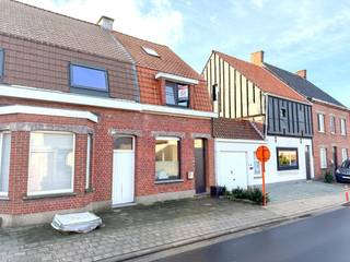 Deze op te frissen woning kan omgetoverd worden naar een gezellige stek, dit op een gunstige ligging vlakbij het bruisende centrum van...