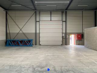 Instapklaar bedrijfsgebouw met 2 private parkeerplaatsen in Dadizele met vlotte ontsluiting naar de Meensesteenweg.Geschikt voor opslag, productie of...