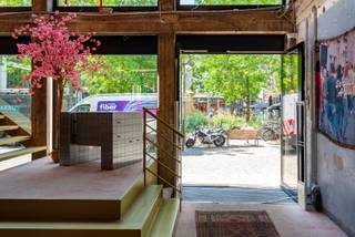 Ontdek dit commercieel gelijkvloers van ca. 250 m², inclusief een ruime kelder (ca. 60 m²) en een mezzanine, ideaal voor stock, bureau of extra commerciële invulling. Gelegen in een levendige en trendy winkelbuurt tussen de populaire Nationalestraat en Kammenstraat, omringd door gevestigde namen zoals Bar Theo, Sissy Boy, Renaissance, ...<br /><br />Dit pand, momenteel gehuurd door de modezaak VIER, biedt tal van mogelijkheden en is geschikt voor uiteenlopende commerciële activiteiten.<br /><br />Interesse? Neem vandaag nog contact met ons op voor meer info of een bezichtiging!