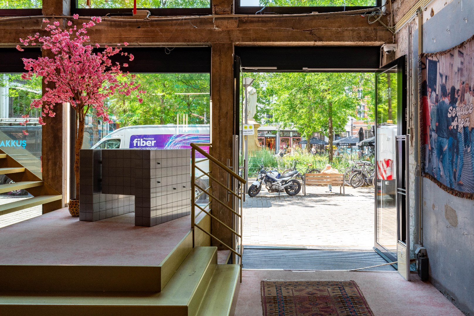 Veelzijdig handelspand in trendy winkelbuurt - foto 2