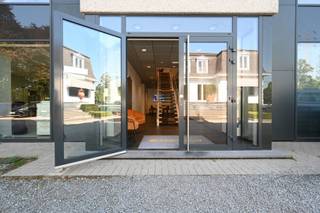 Business Center Adequat biedt een volledig ingerichte kantoorruimte van 27 m² aan, gunstig gelegen langs de Brusselsesteenweg in Melle. Dankzij...