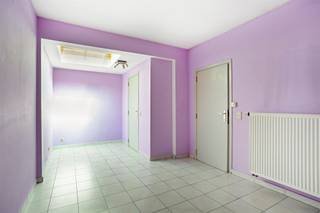 A smaller but practical home just a stone's throw from the Grote Markt, consisting of an entryway, living room and dining area, kitchen, bathroom, and storage cellar.Also a good option for renting out. Potential return of 4%.