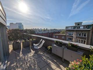Zonnige duplex met 2 terrassen<br /><br />Moderne en lichte penthouse (ca. 94 m²) met 2 slaapkamers en 2 terrassen in de Dam-wijk.<br /><br />Gelegen op de bovenste verdieping (bereikbaar via lift).<br /><br />Indeling: Inkomhal, vestiaire en gastentoilet. Grote leefruimte met veel lichtinval, volledig geïnstalleerde open keuken. De twee ruime terrassen zijn west en oost georiënteerd (ontbijten in de ochtendzon en dineren bij zonsondergang).<br />Via een trap kom je terecht op 2e verdieping met twee slaapkamers, badkamer en berging.<br />Grote gemeenschappelijke tuin met petanqueveld.<br /><br />Gunstige EPC-waarde (109kWh/m².jaar) met slimme thermostaat.<br /><br />Op het einde van de straat ligt het mooie Park Spoor Noord voor horeca, sport en ontspanning. Vlakbij invalswegen en openbaar vervoer, met uitstekende verbinding naar het Eilandje, de kaaien en de binnenstad.<br /><br />Bezichtigingen op afspraak. Contact via bredastraat54@gmail.com.