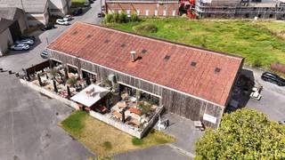 Unieke eigendom met ontwikkelingspotentieel te koop aan de oevers van de Leie in Kuurne.Bent u een investeerder, ondernemer of projectontwikkelaar met visie? Dan is dit perceel met een oppervlakte van ca. 5.829 m² op een absolute toplocatie de buitenkans waar u op wachtte.Gelegen aan de oevers van de Leie, biedt dit perceel mogelijkheden voor een multifunctionele ontwikkeling.De site wordt momenteel uitgebaat als een zeer goed draaiende horecazaak. De combinatie van een toplocatie, een zonnig terras en een ruime privéparking maken van deze eigendom iets unieks. Bovendien laat de flexibele bestemming een unieke mix van functies toe zoals daar zijn: - Horeca en Handel: ruimte voor het verder uitbaten van een horecazaak.- Kantoren: De toelating van twee bouwlagen maakt het perfect mogelijk om het handelsgedeelte te combineren en uit te breiden met een bijgebouw als woonst of kantoor.- Recreatie, sport en gemeenschapsvoorzieningen.Bent u op zoek naar bedrijfsvastgoed te koop in Kuurne? Contacteer ons voor meer informatie of een bezoek ter plaatse op het nummer 056 21 11 11.De eigendom wordt aangeboden via de Power-sale formule. Van 07/04/2026 om 09:00 tot 31/05/2026 om 18:00 kan u het eigendom op afspraak komen bezichtigen en een bod uitbrengen. De vermelde prijs is een instelprijs. Voor meer info, gelieve contact op te nemen met de dossierverantwoordelijke.Bestuursmaatregelen in het maatregelenregister: in aanvraag