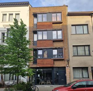 Bent u op zoek naar een winstgevende investering? Dit uitstekend gelegen opbrengsteigendom deels verder te renoveren aan het stadspark is...