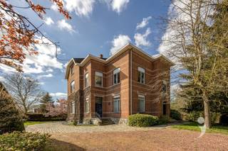 Unieke ingenieurswoning in Franse Manoirstijl, gebouwd aan het einde van WOI.Deze klassevolle woning is gelegen op een mooi perceel van ongeveer...