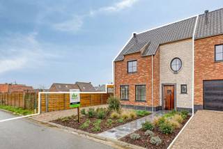 <span><span><strong>KANTWERK </strong>is een kleinschalig en uiterst energiezuinig nieuwbouwproject bestaande uit 3 gekoppelde woningen in landelijke stijl en één moderne alleenstaande villa gelegen langs de Kantwerkersstraat. </span></span><br /><span><span><strong> <br />Bouwonderneming Canneyt BV </strong>is niet aan zijn proefstuk toe. Door hun jarenlange ervaring weten deze vakmensen wat de behoeftes zijn van hun klanten. <br /><strong>Comfort, energiezuinigheid, kwaliteit en een afwerking tot in de kleinste details </strong>zijn dan ook de eigenschappen van deze kleinschalige realisatie.<br /><br />Tijdens de ontwerpfase werd veel aandacht geschonken aan enerzijds de <strong>energiezuinigheid</strong> en anderzijds het <strong>wooncomfort </strong>van de bewoners:</span></span>
<ul>
	<li><strong><span><span>Praktische indeling;</span></span></strong></li>
	<li><strong><span><span>veel lichtinval;</span></span></strong></li>
	<li><span><span><strong>vloerverwarming; </strong></span></span></li>
	<li><strong><span><span>warmtepomp (lucht/water) met zonnepanelen; </span></span></strong></li>
	<li><strong><span><span>vergaande afwerking;</span></span></strong></li>
	<li><strong><span><span>...</span></span></strong></li>
</ul>
<span><span>Op deze manier is het zowel binnen als buiten aangenaam vertoeven.<br /><br /><strong><u>Indeling wonigen:</u></strong> Op het gelijkvloers bevinden zich de mooie inkomhal met gastentoilet en de open leefruimte met open keuken gekoppeld aan een erg ruime keukenberging. Op de eerste verdieping beschikt de woning over 3 zeer ruime slaapkamers, een badkamer (inloopdouche, dubbele lavabo en de mogelijkheid tot het plaatsen van een ligbad) en afzonderlijk toilet op de gang. De woning biedt de mogelijkheid om een vaste trap te plaatsen naar de tweede verdieping, waar u tevens een extra slaapkamer of hobbykamer kan inrichten. De halfopen bebouwingen beschikken over een carport met aangelegde oprit, terras en omheinde tuin. De gesloten bebouwing herbergt een inpandige garage. <br /><br /><u><strong>Lastenboek:</strong></u><br />Het lastenboek voorziet ruime budgetten voor verdere afwerking van uw droomwoning. De bouwheer heeft hierin kosten nog moeite gespaard om u verder te begeleiden in samenwerking met de betere leveranciers in de regio. We geven u hierover graag wat meer uitleg bij een gesprek op kantoor of tijdens een bezoek aan de werf. <br /><br /><strong><u>Woning 1:</u></strong> Gerealiseerd op een ruim perceel van ca.<strong> 361 m² </strong>en maar liefst ca. 153 m<sup>2 </sup>aan bewoonbare oppervlakte (excl. zolder).<br /><br /><strong><u>Wat maakt KANTWERK uniek:</u></strong></span></span>

<ul>
	<li><span><span>Energiezuinig project (<strong>warmtepomp (l/w), zonnepanelen per woning</strong>,…);</span></span></li>
	<li><span><span><strong>kleinschalig project</strong>;</span></span></li>
	<li><span><span><strong>rustige ligging</strong>;</span></span></li>
	<li><span><span>kwalitatieve architectuur en materiaalkeuze;</span></span></li>
	<li><span><span>tot in de puntjes afgewerkt, geen bijkomende kosten meer voor de koper;</span></span></li>
	<li><span><span>...</span></span></li>
</ul>
<span><span><strong>OPMERKING:</strong> Deze realisatie is tot in de details afgewerkt. De carports zijn vergund en geplaatst. De oprit en parkeerplaatsen zijn voorzien van grindmatten. De tuin werd omheind en de paadjes en terrassen werden reeds aangelegd in natuursteen. Kortom: U heeft als koper een minimum aan kosten voor verdere afwerking. </span></span><br /><br /><span><span><em>De oplevering van dit nieuwbouwproject is voorzien bij akte.<br />De afwerkingen voor tuin en terras zitten niet inbegrepen in bovenstaande prijszetting (meer info betreft oplevering en uitgewerkte detailprijs per woning op aanvraag).</em></span></span><br /><span><span><strong>Bent u op zoek naar een unieke nieuwbouwwoning in landelijke stijl of een moderne alleenstaande villa? Plan dan snel uw afspraak! Contacteer ons op het nummer 051 50 11 51 of via diksmuide@diksimmo.be.</strong></span></span>