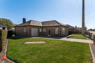 Op een uitstekende locatie te Heist-op-den-Berg bevindt zich deze instapklare woning met tuin. De woning is gelegen in een rustige straat, toch geniet u hier van een uitstekende bereikbaarheid vlakbij het centrum met winkels, eet-en drankgelegenheden, scholen en het openbaar vervoer.<br /><br />We betreden de woning via de inkomhal met apart gastentoilet. De lichtrijke leefruimte kunt u inrichten met een gezellige zithoek en een aparte eetplaats. Aangrenzend bevindt zich de keuken, voorzien van de voornaamste toestellen. Via de nachthal heeft u toegang tot de 2 slaapkamers en de badkamer uitgerust met dubbele lavabo, douche en ligbad. U beschikt ook nog over een inpandige garage. In de ruime, volledig aangelegde tuin kunt u steeds in alle rust en privacy genieten van het mooie weer. <br /><br />Indien u interesse heeft in deze woning dient u een bezoekaanvraag in te dienen via het zoekertje op onze website met de knop "vraag bezoek aan".<br /><br />Dit is een uitstekende opportuniteit als u op zoek bent naar een goed gelegen woning met tuin en garage te Heist-op-den-Berg. Contacteer ons voor meer informatie via info@boonstravastgoed.be . <br /><br />Bijzonderheden :<br />- Ruime tuin<br />- Uitstekende ligging<br />- Gelijkvloerse woning