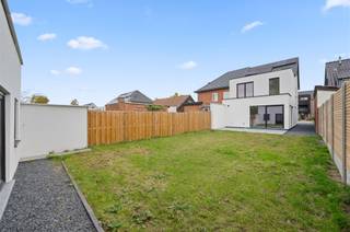 Geniet van de luxe om voor uw woning te parkeren, maar ook die van een polyvalent mooi gebouw achteraan de omheinde tuin, met wachtbuis naar...