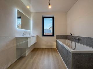 Pal in het centrum van Diksmuide, op wandelafstand van winkels, horeca en andere voorzieningen, bevindt zich deze totaal gerenoveerde woning met 3 slaapkamers en gezellige stadstuin.<br /><br />INDELING:<br /><br />Kelder: Ruime kelder.<br /><br />Gelijkvloers: Inkomhal, apart toilet, lichtrijke leefruimte met open en volledig ingerichte keuken, eetplaats en toegang tot de gezellige stadstuin.<br /><br />1e verdieping: Nachthal, twee ruime slaapkamers en ingerichte badkamer met ligbad, inloopdouche en lavabomeubel.<br /><br />2e verdieping: Nachthal, berging/technische ruimte en derde slaapkamer.<br /><br />Troeven:<br />- Centrale ligging in hartje Diksmuide<br />- Totaal gerenoveerd en instapklaar<br />- EPC-label A<br />- 8 zonnepanelen<br />- Lucht/lucht-warmtepomp voor verwarming én airconditioning<br />- PVC-schrijnwerk met hoogrendementsbeglazing<br />- Extra: de trap wordt nog volledig geschilderd en verder afgewerkt.<br /><br />Energiezuinig, volledig gerenoveerd en instapklaar wonen in hartje Diksmuide? Deze woning heeft het allemaal!<br /><br />Benieuwd? Ontdek deze woning alvast via de 360° virtuele tour en ervaar zelf de indeling: https://my.matterport.com/show/?m=JyNSW4CsJA5<br /><br />Meer info: www. vastgoedvanoverschelde.be