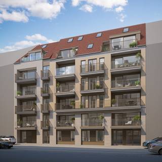 Welkom in Residentie Silverwind, een nieuwbouwproject met een uiterst centrale ligging in de Christinastraat, vlakbij de Zeedijk en in de nabijheid van de jachthaven en de levendige Kapellestraat. Deze ideale locatie biedt het beste van zowel rust als dynamiek, met alles wat Oostende te bieden heeft binnen handbereik. Dit appartement met 2 slaapkamers is gelegen op de derde verdieping en beschikt over een groot terras, ideaal om van het buitenleven te genieten in alle privacy. Bij elk appartement is er een privatieve kelderberging die is inbegrepen in de prijs. Dit biedt extra opslagruimte en maakt het wonen in deze residentie nog praktischer. Op het gelijkvloers zijn 2 gemeenschappelijke fietsenbergingen beschikbaar waar u uw fiets veilig kunt stallen. Als bewoner van Residentie Silverwind heeft u toegang tot de gemeenschappelijke tuin met terras, waar u in alle rust kunt ontspannen. De tuin biedt een oase van groen en is een perfecte plek voor zowel jong als oud. Kiezen voor Residentie Silverwind betekent kiezen voor kwaliteit, comfort en een zeer gunstige ligging in het bruisende Oostende. Aarzel niet om meer te ontdekken en maak van deze droomlocatie uw nieuwe thuis.