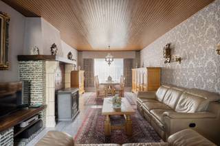 <p><span>GEZELLIGE, SOLIDE HALFOPEN BEBOUWING MET MOOIE TUIN, GARAGE EN 3 SLAAPKAMERS</span></p><p><span>Deze gezinswoning is gelegen in een rustige, autoluwe en kindvriendelijke woonwijk.</span></p><p><span>De nabijheid van de N16 en A12 verzekert een vlotte bereikbaarheid.</span></p><p><span> </span></p><p><span>De goed onderhouden woning beschikt over een mooie zuidwest-georiënteerde tuin waar u in alle rust van de zon kan genieten.</span></p><p><span>Het huis biedt heel wat potentieel mits het uitvoeren van een aantal renovatiewerken. </span></p><p><span> </span></p><p><span>Gelijkvloers: Inkomhal / ruime, aangename leefruimte met veranda (ca. 45 m²) met zicht op de tuin / keuken met laden en kasten / wasplaats / garage.</span></p><p><span>1ste verd.: 3 slaapkamers (3,9m x 2,75m; 3,9m x 3,75m; 3m x 2,5m) / badkamer met ligbad en wastafel.</span></p><p><span>Leuke tuin / oprit met parkeermogelijkheid.</span></p><p><span>Deze woning vormt de ideale opportuniteit voor wie op zoek is naar een solide woning die naar eigen smaak gemoderniseerd kan worden.</span></p><p><span>Interesse? Contacteer ons vandaag nog voor meer informatie of een bezoek via Trevi Axus.</span></p>