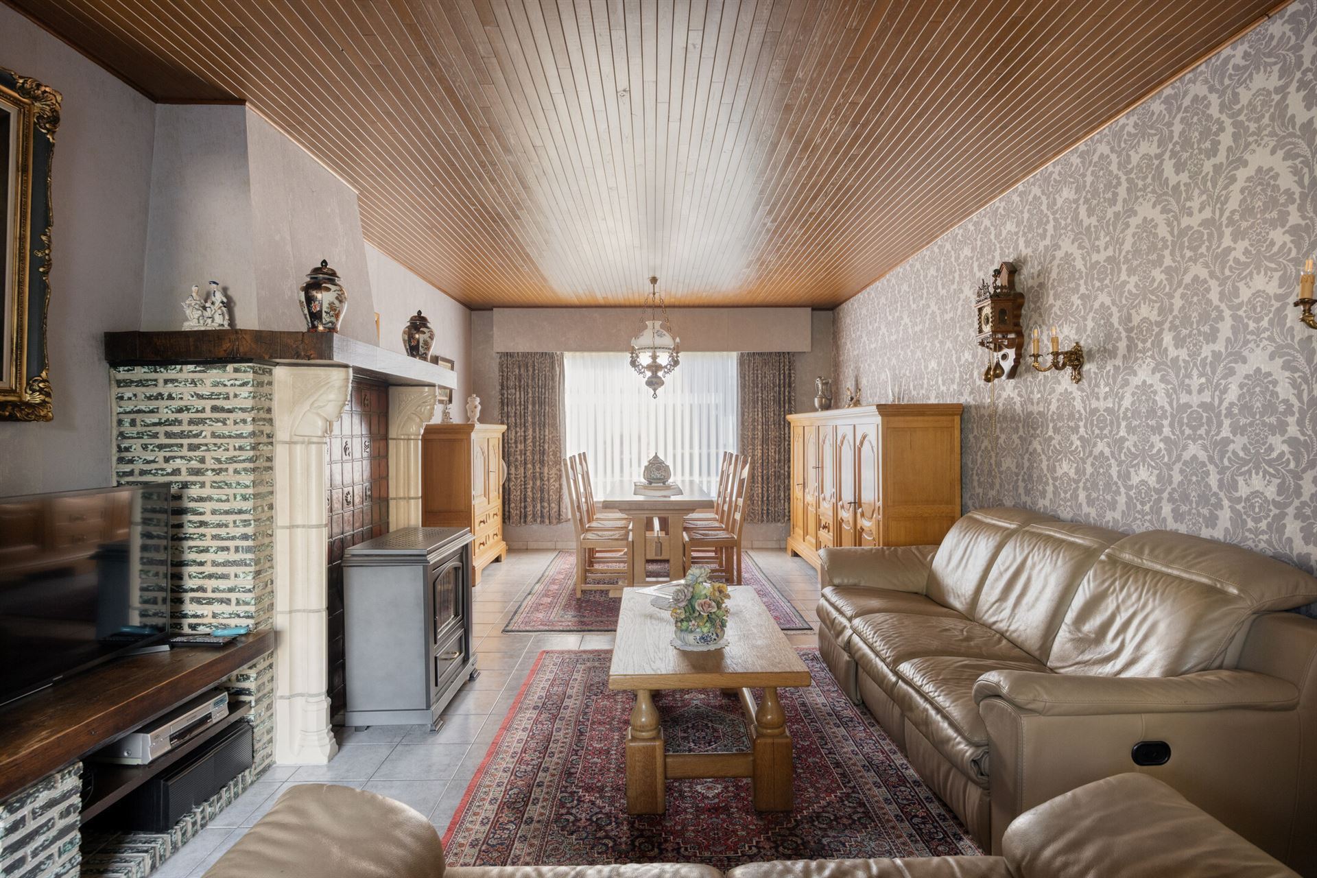 Woning met mooie tuin, 3 slaapkamers en garage gelegen in rustige woonwijk - foto 2