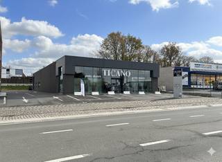 Moderne baanwinkel te huur van ca. 640m² met private parking gelegen op een drukke invalsweg (Meensesteenweg) richting het centrum...