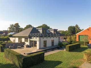 Deze lichtrijke villa werd gerenoveerd in 2012 en is gebouwd op een ruim perceel van 3.112 m² en is voorzien van een ruime loods.<br /><br />We betreden de woning via de inkomhal achteraan de woning, die toegang geeft tot de mooie eetkamer. De eetkamer op eiken parketvloer heeft veel lichtinval door de grote raampartijen en is voorzien van een pelletkachel.<br /><br />Aansluitend komen we in de open keuken, ingericht met oven, combi oven, inductiekookplaat, ingebouwde vaatwasser, spoelbak en veel kastruimte. <br /><br />Naast de keuken treffen we een wasplaats met aansluitingen voor wasmachine en droogkast.<br /><br />De gezellige en lichtrijke woonkamer op eiken parketvloer heeft een houtkachel.<br /><br />Verder is er via de nachthal op het gelijkvloers toegang tot drie ruime slaapkamers, allen op mooie parketvloer en een badkamer met douche, ligbad en dubbele lavabo. Ten slotte nog een berging en een apart toilet met handenwasser.<br /><br />Via de gebogen eiken trap is er toegang tot de eerste verdieping die als volgt is ingedeeld:<br /><br />Op de eerste verdieping bevindt zich de zeer ruime hoofdslaapkamer met fijn dakterras en een eigen dressing. Via een luik is er toegang tot een kruipruimte langsheen het dak.<br /><br />Verder treffen we nog een bureauruimte, een apart toilet en een veelheid aan ingemaakte kasten.<br /><br />De oost georiënteerde tuin werd mooi aangelegd en is voorzien van een aangenaam overdekt terras in douglashout met elektriciteitsaansluiting. Er is een mooi verzicht op de achterliggende weilanden.<br /><br />Verder beschikt de tuin over meerdere niet-overdekte terrassen, een mooie koivijver en een opbouwzwembad.<br /><br />Links naast de woning staat de loods van 10 meter x 20 meter. 40 m² van deze ruimte is momenteel in gebruik als houtopslag.<br /><br />De loods werd 3 cm geïsoleerd en er is water- en elektriciteitsaansluiting aanwezig, momenteel is deze praktisch opgedeeld in twee compartimenten. Enerzijds een atelier/werkruimte en anderzijds een grote opslagruimte met zolder. De toegangspoort is extra hoog.<br /><br />Vooraan op het perceel is er veel parkeergelegenheid.<br /><br />Algemeen:<br />- EPC label B<br />- Ideaal voor zelfstandigen door de ruime loods.<br />- Asbestveilig<br /><br />De villa is centraal gelegen in Essen, vlakbij alle voorzieningen zoals winkels, scholen en openbaar vervoer.<br /><br />De oprit van de autosnelweg en de grens met Nederland zijn tevens vlakbij.
