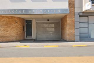 Bent u op zoek naar een veilige en vlot bereikbare autostaanplaats in het centrum van Beveren? Dan is deze ondergrondse autostaanplaats, gelegen op niveau -2 van de residentie Sint-Maarten aan de Grote Markt 32, een interessante opportuniteit.<br /><br />De parking, gebouwd in 1999, is bereikbaar via de inrit aan de Gerard Van Gervenstraat 1 en bevindt zich in een ondergrondse parkeergarage die afgesloten is met een dubbele automatische sectionaalpoort. Dankzij de afmetingen van 2,55 meter breed en 6 meter diep biedt deze staanplaats voldoende ruimte voor een personenwagen.<br />Via de personenlift bereikt u rechtstreeks de Grote Markt, wat zorgt voor een bijzonder vlotte en comfortabele toegang tot het centrum.<br /><br />Een bijkomende troef is de mogelijkheid om deze parking desgewenst ook te huren aan 55 euro per maand.<br /><br />Interesse in deze centraal gelegen autostaanplaats? Neem gerust contact met ons op voor meer informatie via verkoop@homevast.be of tel. 03 344 77 44.