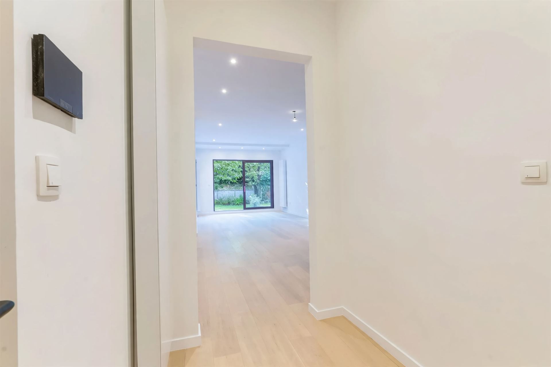 Prachtig gerenoveerd gelijkvloers appartement met ruime tuin 🌿 - foto 4