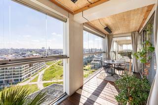 Ontdek dit lichtrijke en luxueus afgewerkte 2-slaapkamerappartement op de 11de verdieping van de Léon Stynenstraat 70, in het hart van het bruisende Nieuw Zuid. Vanuit elke ruimte geniet je van een adembenemend panoramisch vergezicht over het Zuidpark, de Schelde, het Justitiepaleis en de iconische skyline van Antwerpen.<br />De ruime leefruimte met volledig ingerichte designkeuken straalt klasse uit dankzij de stijlvolle afwerking in fineerparket en de aangename vloerverwarming die over het volledige appartement is doorgetrokken. Uniek aan deze woning zijn de twee grote terrassen — een zonneterras voor de zomer en een beschut winterterras — waar je het hele jaar door in alle rust kunt genieten van het wijdse uitzicht over de stad en haar herkenbare landmarks. Verder beschikt het appartement over twee volwaardige slaapkamers met panoramisch uitzicht, een moderne badkamer met kwaliteitsmaterialen, en een aparte technische berging uitgerust met wasmachine, droogkast en ventilatiesysteem. De sanitaire ruimtes zijn afgewerkt met onderhoudsvriendelijke keramische vloertegels. Dit comfortabele, energiezuinige en kwalitatieve appartement biedt een uitzonderlijke woonbeleving op een absolute toplocatie in Antwerpen.Mogelijkheid tot aankoop van een autostaanplaats (€37.000). Ruime privatieve kelder inbegrepen.