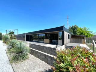 <strong>luxe villa met ruime loods en 4 slaapkamers. </strong><br />Ontdek deze exclusieve en instapklare gelijkvloerse villa waar luxe, ruime en comfort perfect samen komen.<br /><br /><strong>Indeling woning:</strong><br />inkomhal, toilet, wasberging, leefruimte met open keuken, bureau, bergruimte, badkamer, technische ruimte, en 4 slaapkamers (1 gebruikt als dressing)<br /><br /><strong>Indeling loods:</strong><br />aparte opbergruime met inmaak kasten, toilet, bureel, loods met 2 poorten<br />poort 1) 3,05m hoog en 5m breed - automatisch<br />poort 2) 3,05m hoog en 4m breed - manueel<br />voorzien van drijfkracht (3 * 400 kwh)<br />gepolierde vloer <br />geïsoleerd (6 in de muren en 14 cm in dak) <br />2 brandkoepels die open kunnen<br />activiteit mogelijk) <br /><br /><strong>Troeven:</strong>
<ul><li>rustige ligging</li><li>veel lichtinval</li><li>ruime loods van 360m²</li><li>goed epc</li><li>elektriciteit conform</li><li>vloerverwarming</li><li>zonnepalen  (46 stuks)</li><li>batterij voor zonnepanelen</li><li>aangelegde tuin met poolhouse </li><li>oplader voor elektrische wagens</li></ul>
zie plannen in bijlage <br />Dit is een vanafprijs