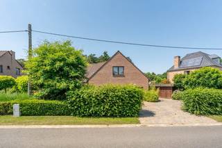 Deze mooie woning onderging in 2007 een grondige renovatie waarbij een extensie werd gebouwd en de keuken en leefruimte een grondige make-over kregen. Deze renovatie werd uitgevoerd met kwalitatieve materialen en met ruimte en licht als belangrijkste criteria. De woning werd steeds goed onderhouden en is aldus instapklaar.<br /><br />Bestaande uit een inkomhal met een apart toilet, een lichtrijke leefkeuken met een eetplaats en een schuifraam naar het terras, een gezellige leefruimte met een zit- en een eetplaats en een schuifraam naar de tuin, een bureau/slaapkamer met een wastafel, een wasplaats, een berging en een garage.<br />Op het verdiep zijn 4 mooie slaapkamers voorzien, een badkamer met een ligbad én een douche en een nachthal met een apart toilet. Hierboven strekt zich een geïsoleerde bergzolder.<br /><br />De tuin is aangelegd met een voortuin met een oprit met plaats voor 2 wagens en is langs weerszijden afgesloten met een poort. Naast de woning is een tuinberging voorzien en achteraan de woning zijn 2 ruime zonneterrassen en een grasveld voorzien. De tuin grenst aan natuur- en agrarisch gebied, hier geniet u van absolute rust en zicht op groen!<br /><br />EPC 257kWh(C-label)! Elektriciteit conform! Asbestveilig!<br /><br />Indien u deze leuke woning graag bezoekt dan kan u mij steeds bereiken via arnaut@immojanstas.be of op 0495292080.<br /><br />Bijkomende info (EPC, bodemattest, elektriciteitsattest, enz...) kan U hier downloaden ↓