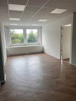 Situés au 2e étage d’un immeuble bien entretenu, ces bureaux entièrement rénovés offrent une surface de ± 96 m².Ils comprennent 2 bureaux séparés, un...