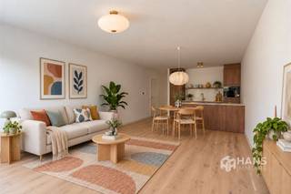 <p><span>Volledig gerenoveerd gelijkvloers met een privétuin van 153 m², in een kleinschalig gebouw met maar vier woningen aan de Drakenhoflaan in Deurne.</span></p><p><span>De lichte leefruimte heeft een open keuken in notelaar met kookeiland. Achteraan liggen twee ruime slaapkamers met zicht op de tuin; één ervan heeft een eigen deur naar buiten. De badkamer heeft een dubbele lavabo en een inloopdouche. Er is een aparte wc, een berging en in de kelder twee eigen kelderbergingen.</span></p><ul><li><span>eiken parket, nieuwe binnendeuren</span></li><li><span>nieuwe elektrische installatie</span></li><li><span>eigen gascondensatieketel</span></li><li><span>vraaggestuurde ventilatie systeem C+ (Duco)</span></li><li><span>binnen- en gevelisolatie, EPC A</span></li></ul><p><span> </span></p><p><span>Instapklaar. Vlak bij het Boekenbergpark, winkels, scholen en openbaar vervoer; snel op de Ring en in het centrum van Antwerpen.</span></p><p><span>Enkele foto's zijn virtueel ingericht.</span></p><p><span> </span></p><p><span> </span></p>