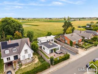 Ligging<br /><br />Deze ruime en verzorgde villa ligt op korte afstand van het Jan Yperman Ziekenhuis. U geniet hier van een vlotte bereikbaarheid, veel wooncomfort en een ruime oprit met plaats voor maar liefst 6 wagens.<br /><br />Bekijk zeker onze vastgoedvideo via deze link om een beter zicht te krijgen op de woning:<br />https://youtu.be/2e9K_ANNBBU<br /><br />Algemeen<br /><br />Deze comfortabele villa biedt veel ruimte, een lichtrijk interieur, 3 slaapkamers, een ruime garage en een aangename tuin met terras.<br /><br />Indeling<br />Gelijkvloers<br /><br />Via de inkomhal met apart gastentoilet bereikt u de ruime leefkeuken met centraal kookeiland. De keuken is uitgerust met een Boretti kookplaat, vaatwasser, heteluchtoven, microgolfoven, spoelbak, natuurstenen werkblad, koelkast en aparte diepvries. De lichtrijke leefruimte beschikt over een gezellige gashaard en airconditioning.<br /><br />Eerste verdieping<br /><br />Op de tussenverdieping vindt u de nachthal en 3 slaapkamers, elk voorzien van airconditioning. De badkamer beschikt over een ligbad, inloopdouche en lavabomeubel. Daarnaast is er een apart toilet.<br /><br />Kelder<br /><br />De benedenverdieping beschikt over een ruime garage, een droge kelder en een praktische berging. Zo heeft u voldoende ruimte voor uw wagen, fietsen en extra opslag.<br /><br />Tuin<br /><br />Vanuit de leefruimte heeft u rechtstreeks toegang tot het ruime terras en de tuin. Hier geniet u in alle rust van het buitenleven.<br /><br />Troeven van deze woning<br /><br />Ruime oprit met plaats voor 6 wagens<br />23 zonnepanelen (10.200 wp)<br />Asbestveilig<br />Airconditioning in de leefruimte en slaapkamers<br />Nieuwe PVC-ramen<br />Conforme elektrische installatie<br /><br />Heeft u interesse in deze ruime villa? Contacteer Frédéric via verkoop@partnersinvastgoed of 057/21.93.36 en plan uw bezoek ter plaatse!<br /><br />Wenst u uw eigen woning te verkopen? Vraag uw gratis schatting aan bij Partners in Vastgoed. Wij staan klaar om u persoonlijk en professioneel te begeleiden.