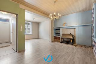In het charmante en landelijke Westouter, wacht deze ruime woning op een nieuwe eigenaar die haar opnieuw tot leven wil brengen. Dankzij de rustige ligging geniet je dagelijks van het adembenemende Heuvelland, terwijl je toch op slechts 10 minuten van Ieper en Poperinge bent. De ideale combinatie van natuur, rust en een vlotte bereikbaarheid.<br /><br />Bij het binnenkomen word je verwelkomd in de inkomhal, die toegang geeft tot de keuken. Verder kom je terecht in de ruime en gezellige leefruimte, waar heel wat potentieel schuilt om een warme thuis te creëren. Aansluitend bevindt zich de lichtrijke veranda, een heerlijke plek om elk seizoen van het uitzicht op de tuin te genieten. Daarnaast beschikt de woning over een praktische berging/wasruimte met voldoende plaats voor extra opslag.<br /><br />Op de voute bevindt zich een ruime badkamer. Op de eerste verdieping vind je drie volwaardige en ruime slaapkamers, ideaal voor een gezin of om een thuisbureau in te richten. Bovendien is er nog een ruime zolder, perfect als extra stockageruimte of eventueel verder af te werken naar eigen wensen. Ook buiten heeft deze woning heel wat troeven. Zo beschikt ze over een ruime garage, verschillende handige bergruimtes en een zonnige tuin waar kinderen zorgeloos kunnen spelen of waar je in alle rust geniet van een gezellige barbecue of aperitief met familie en vrienden.<br /><br />Deze woning vraagt om een opfrissing, maar biedt tegelijk een uitstekende basis om met een doordachte renovatie een prachtige gezinswoning te creëren. Dankzij de ruime indeling, de mooie perceeloppervlakte en de unieke ligging is dit een opportuniteit die je niet wilt missen.<br /><br />Droom je van wonen in het prachtige Heuvelland en wil je een woning volledig naar jouw smaak afwerken? Dan is dit jouw kans! Contacteer ons vandaag nog en ontdek tijdens een bezoek zelf alle mogelijkheden die deze woning te bieden heeft.