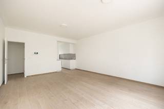 <p><span>Hedendaags wonen op toplocatie te Antwerpen? Ontdek dit net gerenoveerde appartement met 2 slaapkamers, leuk tuintje en een schitterende lichtinval.</span><br /><br /><span>Het gebouw ligt aan het Zuidpark, vlakbij de Schelde met alle centrumfaciliteiten voorhanden. Een toplocatie op 't Zuid met in de directe omgeving gezellige restaurants, trendy bars en verschillende supermarkten. Vlak aan belangrijke invalswegen en de Ring. Openbaar vervoer en deelvervoer op wandelafstand.</span><br /><br /><span>•          Tuin</span><br /><span>•          Lage EPC score (Label C: 260 kWh/ m²)</span><br /><span>•          Beschikbaar vanaf 05/11/2026</span><br /><br /><span>Gelegen op de </span><span>gelijkvloerse</span><span> verdieping van een kleinschalig gebouw dat volledig werd gerenoveerd in 2023. De inkomhal met apart toilet leidt naar de lichte leefruimte met een ingerichte halfopen keuken. Aansluitend is er toegang naar de groene tuin, waar het zalig vertoeven is. Aan de rustige achterzijde liggen de 2 slaapkamers die een badkamer delen. De badkamer omvat een douche, wastafel, handdoekdroger en aansluiting voor wasmachine. </span><br /><br /><span>De slaapkamers werden reeds voorzien van kasten. Het volledige appartement is voorzien van lichtarmaturen. </span><br /><span>Ondergronds biedt een kelder extra bergruimte.</span><br /><span>De nutsvoorzieningen op individuele meters op naam van huurder. Maandelijkse kosten € 75/ maand (Onderhoud en elektriciteit gemene delen, onderhoud ketel, diversen).</span><br /><span>Mogelijkheid tot huren op vennootschap. </span><br /> </p><p><span>Interesse? Vul de bezoekaanvraag in op onze website: https://www.sinjoor.be. De dossierverantwoordelijke neemt daarna zo snel mogelijk contact met u op!</span></p>