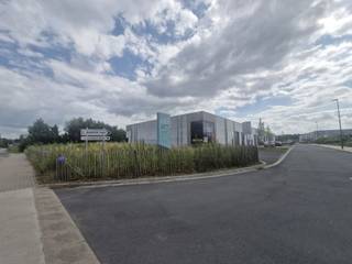 Gelegen in de wijk Énée in Gembloux, beschikt dit vrijwel nieuwe magazijn over een totale oppervlakte van ± 1.150 m², optimaal ingedeeld...