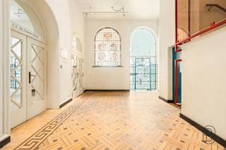 Deze imposante herenwoning (momenteel 6 appartementen en kantoor + parking) in neo-Vlaams-renaissancestijl is dé ideale investering voor iedereen...