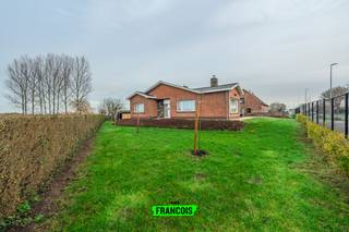 Op een gunstige ligging langs de Brugsesteenweg 48 in Mannekensvere tussen Middelkerke en Nieuwpoort bevindt zich deze charmante en goed...