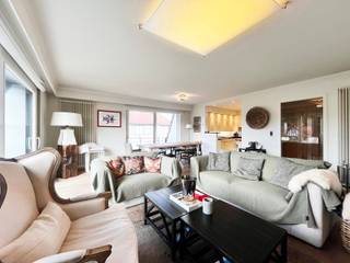Ideaal gelegen, ongemeubeld, hoek appartement in een kleinschalige villa-residentie, dit op enkel stappen van het Albertplein, het strand en...