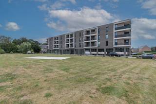Zeer recent en modern appartement op toplocatie in centrum-Geel. <br /><br />Op de bovenste (derde) verdieping bevindt zich dit charmante appartement met zuid-gericht terras. <br /><br />Het beschikt over een mooie leefruimte en eetplaats met een zeer uitgeruste keuken voorzien van de alle nodige toestellen. Deze leefruimte is zoals de hoofdslaapkamer, voorzien van airco. <br />Vanwege de grote raampartijen geniet de woonkamer van veel lichtinval. Het terras is aansluitend en bereikbaar via de schuifraam. <br /><br />Verder vinden we in het appartement 2 slaapkamers die toegang geven naar een tweede terras en een badkamer met inloopdouche, ligbad en modern lavabomeubel. <br />De berging is voorzien van aansluitingen voor wasmachine en droogkast en het aparte toilet vinden we in de inkomhal. <br /><br />Een ondergrondse staanplaats en kelderberging alsook een fietsenplaats op het gelijkvloers zijn INBEGREPEN IN DE PRIJS! <br /><br />Troeven:<br />- Zeer gunstig E-peil van 12!<br />- Elektriciteit nog geruime tijd conform<br />- Top onderhouden<br /><br />Zeker ook interessant als investering! <br /><br />Mis deze kans niet en vraag uw bezichtiging aan via info@immovl.be of bel ons op 014 58 02 08!