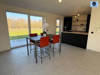 <p><span>HALFOPENBEBOUWING</span></p><p><span>Richtprijs : 374.500 euro</span></p><p><span>Deze prachtig gelegen volledig afgewerkte woning/volledig zelf te kiezen materiaal binnen deze prijs op +~ 5 are grond ligt op een boogscheut van het vakantiedomein De Gavers.</span></p><p><span>Op de benedenverdieping is er een inkomhal met toilet en toegang via de glazen deur naar de lichtrijke living en openkeuken de welke afgewerkt is met kwalitatieve toestellen.</span></p><p><span>Achter de keuken is er een berging.</span></p><p><span>Op de 1e verdieping zijn er 3 ruime kamers en een mooie badkamer met inloopdouche .</span></p><p><span>Er is eveneens een ruime zolder aanwezig .</span></p><p><span>Achter de woning is er een leuke tuin met zicht op de groene omgeving.</span></p><p><span>De woning wordt afgewerkt op geleverd en is onderhevig aan 21 % BTW</span></p><p><span>Zeer gunstig E peil waardoor de eerste 5 jaar geen KI moet betaald worden.</span></p><p><span>Nutsvoorzieningen 5000 euro + BTW.</span></p><p><span> </span></p><p><span>Voor info of bezoek bel 0475/51.40.73 of stuur een email naar info@svena.be</span></p><p><span> </span></p><p><span>Deze gegevens zijn louter informatief en wij kunnen niet aansprakelijk gesteld worden voor eventuele onjuistheden.</span></p><p><span>De bewoonbare oppervlakte is slechts indicatief.</span></p>