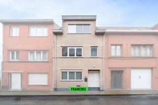 In het centrum van Haren bevindt zich deze recente gezinswoning van bouwjaar 2017 waar ruimte en comfort harmonieus samenkomen. Deze eigendom strekt zich uit over drie volwaardige niveaus en biedt een doordachte indeling die perfect inspeelt op de noden van een modern gezin, maar eveneens bijzonder interessant is voor de investeerder.<br /><br />Het gelijkvloers met kelderverdieping vormt een aangename leefbasis met directe toegang tot het terras en de tuin, ideaal om in alle privacy te genieten van rustige momenten. Op de eerste verdieping en de tweede verdieping met mezzanine wordt het gevoel van ruimte verder doorgetrokken.<br /><br />Elke verdieping beschikt over één of twee slaapkamers, een volledig uitgeruste keuken en een badkamer met ligbad of douche en terras wat deze woning uitermate geschikt maakt voor grote gezinnen, co-housing of een combinatie van wonen en werken.<br /><br />Divers: Elektriciteit conform, tegelvloeren, hoogrenderend pvc dubbele beglazing, Isolatie overal aanwezig (vloer, plafond, dak 20cm) regenwaterput, stedenbouwkundige inlichtingen zijn kadastrale gegevens zijn in aanvraag, De woning wordt verwarmd op aardgas via drie condensatieketels. Er zijn drie afzonderlijke meters voor elektriciteit, gas en water.<br /><br />Dankzij de centrale ligging in Haren, met vlotte verbindingen naar Brussel en de belangrijkste invalswegen, combineert deze woning hedendaags wooncomfort met een strategische locatie. Een unieke opportuniteit voor wie op zoek is naar een recente en veelzijdige gezinswoning, of naar een investering met drie entiteiten en sterke verhuuropportuniteiten (huidige totale huuropbrengst €3.200).<br /><br />