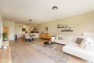 Instapklaar wonen met ruimte, licht en comfort in een rustige, autoluwe omgeving? Dit prachtige appartement in residentie Residentie De Kaars (bouwjaar 2013) combineert moderne luxe met een aangename leefomgeving.<br /><br />Bij het binnenkomen wordt u verwelkomd in een ruime inkomhal met vestiaireruimte, die naadloos overgaat in de lichtrijke leefruimte. Grote raampartijen zorgen voor een overvloed aan natuurlijk licht, terwijl de kwalitatieve volle parketvloer een warme en stijlvolle uitstraling creëert. De open keuken is volledig uitgerust met alle nodige toestellen en voldoende kastruimte, ideaal voor wie houdt van praktisch én gezellig koken.<br /><br />Het appartement beschikt over drie volwaardige slaapkamers, elk met dezelfde hoogwaardige afwerking en parketvloer. De badkamer biedt alle comfort met een dubbele lavabo, ligbad én aparte douche. Daarnaast is er een handige berging met aansluiting voor wasmachine en droogkast, en een apart gastentoilet met handenwasser.<br /><br />Buiten geniet u van een ruim terras, perfect om te ontspannen in alle rust. Dankzij de autoluwe ligging woont u hier in alle sereniteit, met toch een vlotte bereikbaarheid naar winkels, scholen en openbaar vervoer.<br /><br /><u><strong>Extra troeven:</strong></u><br />Energiezuinig (EPC-label B)<br />Privatieve ondergrondse berging<br />Verplichte aankoop van een ondergrondse parkeerplaats (nr. 19) aan €20.000<br /><br />Bent u op zoek naar een instapklaar appartement waar comfort, ruimte en rust centraal staan? Contacteer ons vandaag nog voor een bezoek en ontdek zelf de charme van dit unieke aanbod.