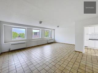 Op het rustige Kerkplein van Waregem - Beveren-Leie treffen we dit gezellig duplex-appartement op de 1e en 2e verdieping.De eigendom omvat inkom met...