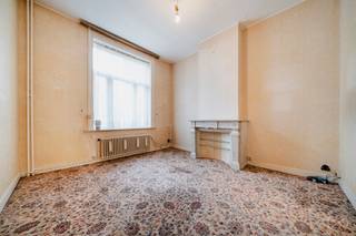 Info en bezichtigingen – 02 315 51 71Dit huis is ideaal gelegen in de directe omgeving van de Avenue de la Couronne, in een rustige woonstraat, heeft...