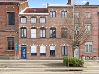 <p>Ruime gezinswoning met tal van mogelijkheden op toplocatie in Mechelen.<br /><br />Op een uitstekende ligging in Mechelen, vlakbij de Vaart, het Vrijbroekpark en het bruisende stadscentrum, bevindt zich deze uitzonderlijk ruime woning met een bewoonbare oppervlakte van maar liefst 270 m². Dankzij de vlotte verbinding met de E19 geniet u hier bovendien van een uitstekende bereikbaarheid richting Antwerpen en Brussel.<br /><br />De huidige staat van de woning ontstond in 2001 uit de samenvoeging van twee authentieke rijwoningen tot één grote gezinswoning. Hierdoor biedt dit pand vandaag enorm veel mogelijkheden: ideaal voor grote gezinnen, een kangoeroewoning, een combinatie wonen/werken of zelfs het opnieuw opsplitsen naar twee aparte woningen.<br /><br />Binnen geniet u van een aangename lichtinval en bijzonder veel ruimte en privacy, zowel op het gelijkvloers als op de verdiepingen. De woning beschikt momenteel over een ruime leefruimte, bureau, 6 volwaardige slaapkamers, 2 badkamers, 1 volledig uitgeruste keuken en de mogelijkheid tot het installeren van een tweede keuken. Daarnaast is de woning ruim onderkelderd, wat zorgt voor extra stockageruimte. Achteraan bevindt zich ook een gezellige, oost-gerichte stadstuin.<br /><br />Tot slot is er de optie om een garagebox vlakbij mee aan te kopen voor €25.000,00.<br /><br />Deze deels te renoveren woning biedt een unieke kans voor wie op zoek is naar ruimte, flexibiliteit en potentieel op een toplocatie nabij het centrum van Mechelen.<br />Voor meer informatie of een bezoek kunt u ons steeds contacteren op het nummer 015/21.21.21 of via olivier.lievens@imovastgoed.be.<br />En als u zich afvraagt wat uw eigen woning waard is, neem dan gerust contact op voor een gratis waardebepaling.</p>