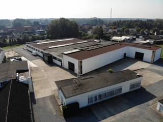 Goed gelegen bedrijfsgebouw te Beringen (Koersel), in de nabijheid van de E313. Dit gebouw heeft een oppervlakte van 905m² en bestaat uit een hal...