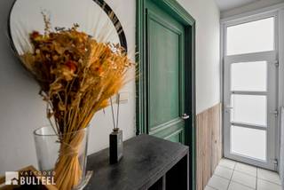 Deze knusse woning in de nabijheid van het centrum biedt u op het gelijkvloers een inkomhal, een living die warmte uitstraalt en afgewerkt is met een leuke en onderhoudsvriendelijke tegel, een vernieuwde en ingerichte keuken en een badkamer met douche, lavabo en toilet. Op de eerste verdieping zijn er 2 ruime slaapkamers en een vaste trap naar de zolder waar zich de 3de slaapkamer bevindt en waar er mogelijkheid is tot het inrichten van een bureauruimte of dressing. Buiten geniet u van een aangenaam stadsterras. De ramen zijn voorzien van dubbele beglazing. Centrale verwarming op aardgas. Elektriciteit is conform. Geen renovatieverplichting. Op wandelafstand van winkels, scholen en het centraal station. Voldoende parkeermogelijkheden in de directe omgeving. Goede verbinding naar E17 en E34.