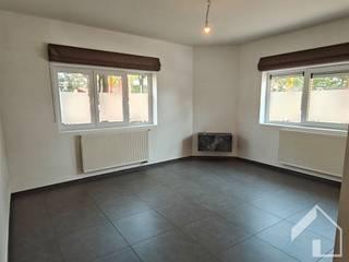 <p>MORTSEL grens met Berchem: gelijkvloers appartement met 1 slaapkamer - ideaal voor alleenstaande of koppel<br />INDELING: inkom - woonkamer met open keuken (volledig ingericht) - slaapkamer - badkamer - apart toilet - wasplaats - ruime individuele berging voor fietsen met garagepoort (steeds eigen parkeerplaats voor de poort)<br />VOORDELEN: instapklaar - centrale ligging - vlakbij openbaar vervoer - individuele verwarming - lage algemene kosten (€50).<br />Bezichtiging uitsluitend op afspraak.<br /> </p>