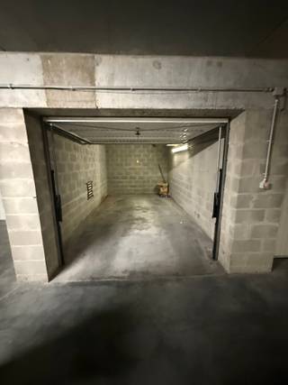 Gesloten garagebox te koop in Knokke-Heist vlakbij het Heldenplein en het strand te Heist-aan-Zee. Een bezoek ter plaatse wordt sterk aangeraden en...