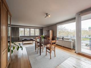 <p><span>Ruim duplexappartement met 3 slaapkamers op een toplocatie aan de Oosterveldwijk</span></p><p><span> </span></p><p><span>OMGEVING</span></p><p><span>Dit ruim appartement is gelegen in de prachtige Pastoor Van De Wouwerstraat, die uitkomt in de Oosterveldwijk, op de grens met Berchem en Mortsel. En met vlotte verbindingen naar winkels, scholen, openbaar vervoer en belangrijke invalswegen ring van Antwerpen en E19/A12. </span></p><p><span>Het bevindt zich in een kleinschalig gebouw, zonder lift en is gelegen op zowel de eerste als tweede verdieping.</span></p><p><span> </span></p><p><span>INDELING</span></p><p><span>Met een bewoonbare oppervlakte van ca. 165m² heb je ruimte zat. Dankzij de hoekligging geniet het pand van een uitzonderlijke lichtinval en een open gevoel. De zuidoostelijke oriëntatie van het terras zorgt bovendien voor een aangename zoninval doorheen de dag. </span></p><p><span> </span></p><p><span>Bij het betreden van het appartement heb je toegang tot 2 ruime kamers, de eerste kamer is voorzien van een eigen douchekamer en de tweede slaapkamer heeft een eigen dressing. </span></p><p><span>Er is nog een apart toilet aanwezig.</span></p><p><span> </span></p><p><span>Via een draaitrap bereik je de tweede verdieping waar zich nog een grote slaapkamer met ingemaakte kasten bevindt en een ruime badkamer met ligbad en dubbele lavabo. Tevens is er een apart toilet. </span></p><p><span>De ruime leefruimte in L-vorm geniet van super veel ramen waardoor je een prachtig uitzicht hebt op de groene boomkruinen langs de Grotesteenweg. </span></p><p><span>Aansluitend bevindt zich de keuken, uitgerust met gasvuur, ijskast, diepvries en vaatwasser. Vanuit de keuken heb je toegang tot het zuidoost georiënteerd terras, waar het heerlijk is om te genieten van een ochtendkoffie. </span></p><p><span> </span></p><p><span>Het handelspand op het gelijkvloers zal weldra omgetoverd worden in een mooie winkel.</span></p><p><span> </span></p><p><span>Op het gelijkvloers is er nog een handige berging.</span></p><p><span> </span></p><p><span>BIJZONDERHEDEN</span></p><p><span>- Ruim hoekappartement </span></p><p><span>- 3 slaapkamers</span></p><p><span>- Douchekamer + badkamer</span></p><p><span>- Lage gemeenschappelijke lasten</span></p><p><span> </span></p><p><span>RENOVATIEPLICHT</span></p><p><span>Dit eigendom is onderhevig aan de renovatieverplichting die door de Vlaamse Regering wordt opgelegd.</span></p><p><span>https://www.vlaanderen.be/een-woning-kopen/renovatieverplichting-voor-residentiele-gebouwen-vanaf-2023#q-59813524-3072-4edc-bb23-c56becf7b528</span></p><p><span> </span></p><p><span> </span></p><p><span> </span></p><p><span> </span></p>