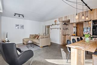 <p>Charmant appartement de 3 chambres au cœur du quartier étudiant, idéal pour cohabiter avec des amis ou d'autres étudiants. Situé à proximité des universités et des collèges, avec des cafés agréables, des restaurants, des supermarchés et des transports publics accessibles à pied. Grâce à sa situation centrale, vous pouvez facilement rejoindre le centre-ville et les principales voies d'accès.</p><p>- Idéal pour la colocation<br />- 3 chambres à coucher complètes<br />- Style campagnard agréable<br />- Emplacement central près des campus<br />- Possibilité de louer une place de parking</p><p>L'appartement est situé au 1er étage d'un immeuble bien entretenu et est accessible par des escaliers. Le hall d'entrée mène à l'espace de vie lumineux avec une ambiance chaleureuse et champêtre. La cuisine séparée est pratique et équipée de tous les appareils nécessaires.</p><p>Il y a trois chambres spacieuses, une salle de bains avec baignoire, douche séparée et un lavabo, des toilettes séparées et un débarras avec une plomberie pour une machine à laver.</p><p>Les charges sont individuelles au nom des locataires. <br />Frais mensuels : €200/mois comprenant la consommation d'eau privée, l'entretien et l'électricité des parties communes et divers.</p><p>Intéressé(e) ? Veuillez remplir vos coordonnées au bas de l'annonce sur notre site web afin que le gestionnaire du dossier puisse vous contacter dans les plus brefs délais.</p>