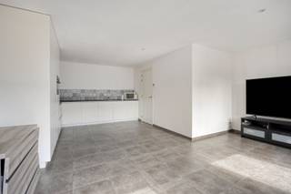 Op de Markt van Geel bevindt zich dit instapklaar appartement. Dankzij de uitstekende ligging bevinden alle mogelijke faciliteiten zich in de direct omgeving. Verder is er veel parkeerruimte voor de deur en genieten we van een vlotte verbinding met de omliggende gemeenten.<br /><br />Beschrijving::<br />Via de lift bereiken we dit appartement op de eerste verdieping. De inkomhal brengt ons naar de open keuken die naadloos overgaat naar de leef-en eetruimte. De volwaardige slaapkamer en een naastgelegen badkamer die uitgerust is met een douche en een wastafel vervolledigen het appartement. De badkamer beschikt daarnaast over de nodige voorzieningen voor een wasmachine en droogkast. Verder brengt het appartement ons nog een apart gastentoilet en een praktische berging.<br /><br />Extra:<br />- Energiezuinig EPC label: B<br />- Conforme elektriciteit<br />- Veel parkeermogelijkheden in de straat<br /><br />Voor meer informatie of een bezoek, neem contact met ons op via info@vastengoed.be of bel naar 014/72 73 74.<br /><br />Wenst u een gratis schatting van uw eigendom? Neem contact met ons op via 014/72 73 74.