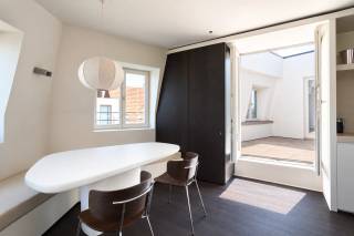 Wilt u de eerste bewoner worden van dit stijlvolle dakappartement in een kleinschalige residentie waarvan de totaalrenovatie recent werd voltooid? Dit bemeubelde appartement is gelegen in de Bresstraat, op de hoek met de Amerikalei, op een absolute toplocatie in Antwerpen. U woont hier op wandelafstand van het bruisende Zuid, het Marnixplein en het KMSKA, omringd door tal van gezellige restaurants, cafés en boetieks. Bovendien geniet u van een uitstekende bereikbaarheid dankzij de vlotte verbindingen met het openbaar vervoer en de belangrijkste invalswegen.<br /><br />Het kloppende hart van het appartement is zonder twijfel de lichtrijke leefruimte, waar de vele raampartijen een overvloed aan natuurlijk licht binnenbrengen. De stijlvolle open keuken met centraal kookeiland vormt het middelpunt van de ruimte en is uitgerust met hoogwaardige inbouwtoestellen, waaronder een BORA-kookplaat met geïntegreerde dampkap en een Quooker-kraan. De keuken vloeit naadloos over in de gezellige eetruimte en de sfeervolle woonkamer, waardoor een open en harmonieus geheel ontstaat. De smaakvolle, kwalitatieve afwerking en het zorgvuldig gekozen meubilair versterken de moderne en elegante uitstraling van dit appartement.<br /><br />Dé troef van het appartement? Het gezellige terras van ca. 14m2 waar u in alle rust van de buitenlucht kunt genieten. Daarnaast is er ook een bureauruimte aanwezig. Verder beschikt het appartement over een slaapkamer, voorzien van maatwerkkasten die optimaal gebruikmaken van de beschikbare ruimte. Aansluitend bevindt zich een stijlvolle ensuite badkamer, uitgerust met een ruime inloopdouche en een modern wastafelmeubel met praktische opbergruimte. De hoogwaardige afwerking en het doordachte ontwerp zorgen voor een comfortabel en luxueus woongevoel.<br /><br />Kortom, een uitzonderlijk appartement waar luxe, comfort en een topligging perfect samenkomen.<br /><br />Huurprijs: 1.495,00 EUR/maand<br />Kosten: 195,00 EUR/maand (incl gas, water &amp; elektriciteit)<br />Beschikbaarheid: onmiddellijk <br /><br />Interesse?<br />Contacteer LISTED voor een bezoek: +32 3 283 51 51<br />