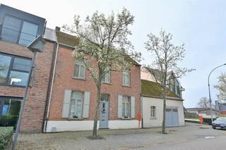 <p>Op een gunstige en centrale ligging bevindt zich deze charmante en statige woning met authentieke elementen en een warme uitstraling. Deze woning ademt karakter dankzij de hoge plafonds, originele details en het gevoel van ruimte dat meteen opvalt bij het binnenkomen.<br /><br />Via de inkomhal betreedt u de woning, waar de charme van een herenhuis meteen voelbaar is. De gezellige eetkamer sluit naadloos aan op de lichtrijke leefruimte, die op haar beurt uitgeeft op een aangename veranda met zicht op de groene tuin. Deze ruimte vormt het hart van de woning en biedt een ideale plek om tot rust te komen.<br /><br />De keuken is praktisch ingericht en uitgerust met een gasvuur, met aansluitend voldoende mogelijkheden om deze verder te moderniseren naar eigen smaak. Verder bevindt zich op het gelijkvloers een extra ruimte die perfect kan dienen als bureauruimte of als slaapkamer. De badkamer is voorzien van een ligbad met douchescherm, toilet en badkamermeubel. Aansluitend vinden we eveneens de wasplaats terug. <br /><br />Op de eerste verdieping leidt de nachthal naar drie ruime slaapkamers, elk met hun eigen charme. Eén van de kamers beschikt bovendien over een extra ruimte die perfect kan ingericht worden als ensuite dressing.<br /><br />De tweede verdieping, bereikbaar via een vaste trap, biedt een ruime zolder met tal van mogelijkheden. Hier kunnen eenvoudig één tot twee extra slaapkamers of een hobbyruimte gecreëerd worden.<br /><br />Buiten geniet u van een gezellige en ruime tuin waar het heerlijk vertoeven is in alle rust en privacy.<br /><br />Extra troeven zijn onder meer de aanwezigheid van een bergkelder en een garage die aansluit aan de woning.<br /><br />De woning beschikt over een EPC-label F, wat een renovatieverplichting inhoudt, maar tegelijk ook een unieke kans biedt om deze karaktervolle woning volledig naar eigen wensen en hedendaagse normen te renoveren.<br /><br />Kortom, een woning boordevol potentieel, ideaal voor wie op zoek is naar ruimte, charme en de mogelijkheid om een echte thuis te creëren. Kom snel deze woning samen met ons ontdekken. Contacteer Dupont Vastgoed - Jonas Knaepen (BIV 518894) voor een bezoek ter plaatse op 0471 91 88 46.</p>